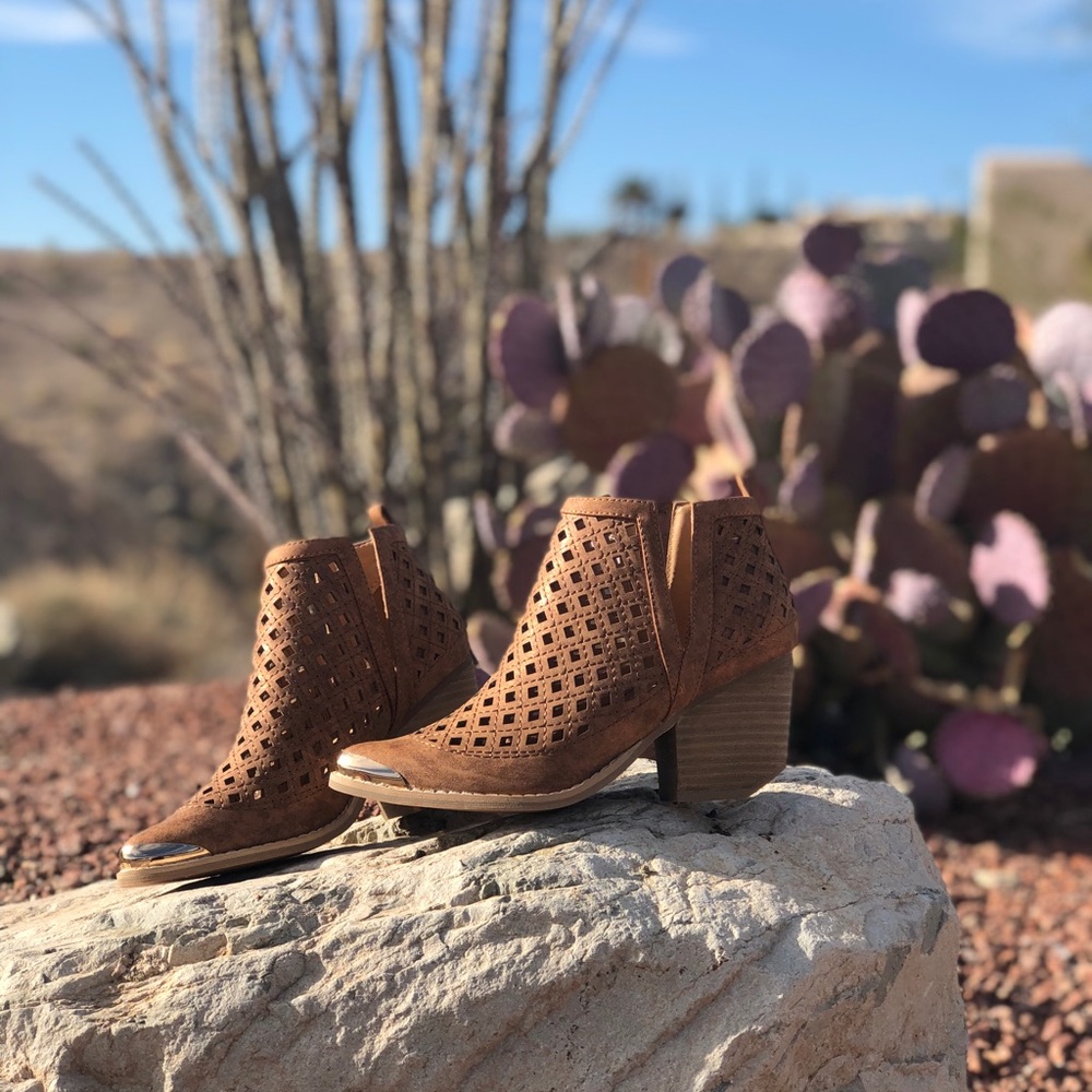 ✨SALE ✨ Deep V-Side Cut Booties - Picture 2 of 4